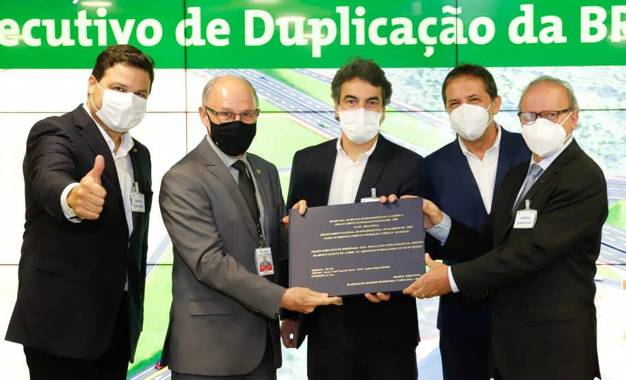O secretário da Infraestrutura e Logística do Paraná, Sandro Alex, recebeu nesta quarta-feira (02) no Centro Executivo da Itaipu Binacional em Foz do Iguaçu, o projeto executivo para a duplicação da BR-469. - Foz do Iguaçu, 03/06/2021 - Foto: Rodrigo Félix Leal/INFRAESTRUTURA