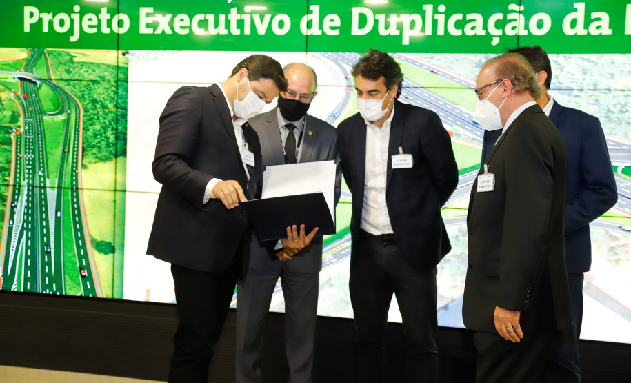 O secretário da Infraestrutura e Logística do Paraná, Sandro Alex, recebeu nesta quarta-feira (02) no Centro Executivo da Itaipu Binacional em Foz do Iguaçu, o projeto executivo para a duplicação da BR-469. - Foz do Iguaçu, 03/06/2021 - Foto: Rodrigo Félix Leal/INFRAESTRUTURA