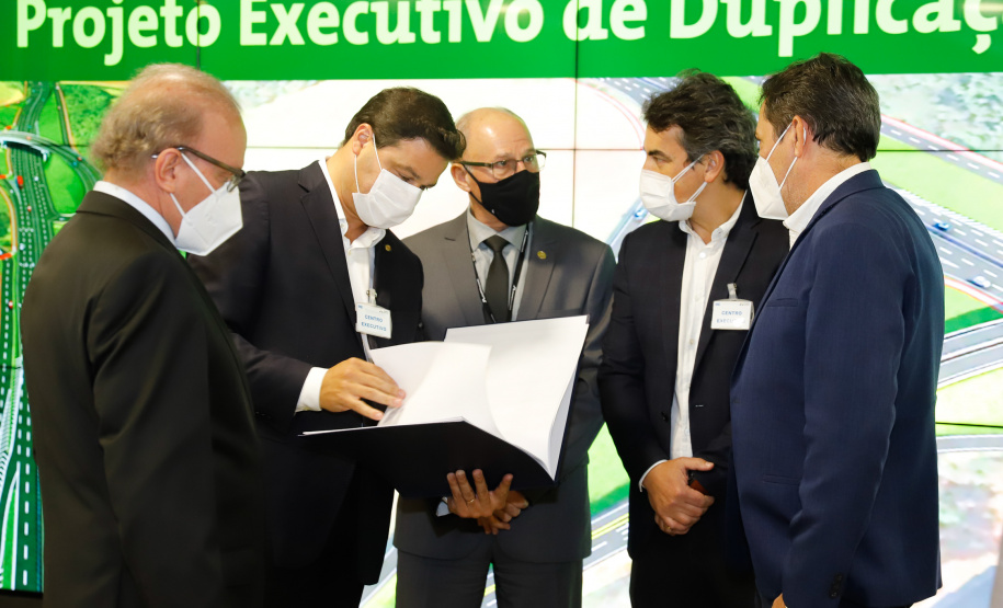 O secretário da Infraestrutura e Logística do Paraná, Sandro Alex, recebeu nesta quarta-feira (02) no Centro Executivo da Itaipu Binacional em Foz do Iguaçu, o projeto executivo para a duplicação da BR-469. - Foz do Iguaçu, 03/06/2021 - Foto: Rodrigo Félix Leal/INFRAESTRUTURA