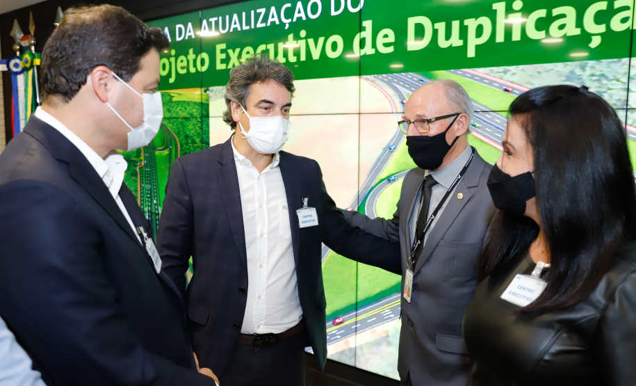 O secretário da Infraestrutura e Logística do Paraná, Sandro Alex, recebeu nesta quarta-feira (02) no Centro Executivo da Itaipu Binacional em Foz do Iguaçu, o projeto executivo para a duplicação da BR-469. - Foz do Iguaçu, 03/06/2021 - Foto: Rodrigo Félix Leal/INFRAESTRUTURA