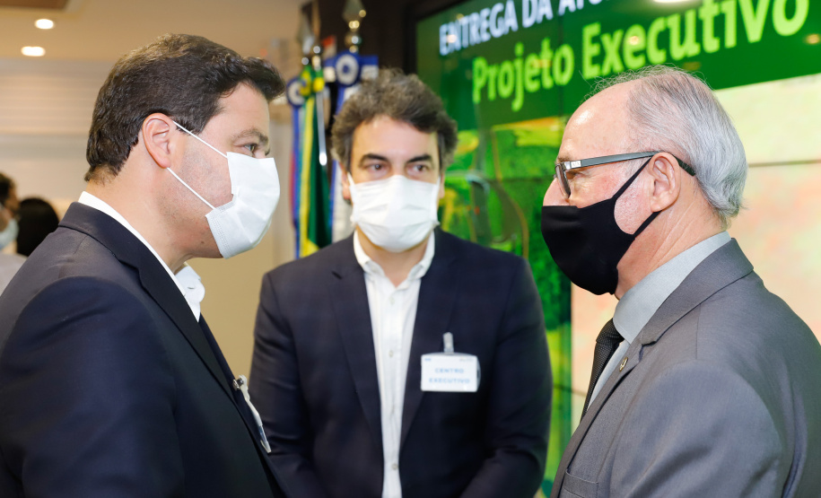 O secretário da Infraestrutura e Logística do Paraná, Sandro Alex, recebeu nesta quarta-feira (02) no Centro Executivo da Itaipu Binacional em Foz do Iguaçu, o projeto executivo para a duplicação da BR-469. - Foz do Iguaçu, 03/06/2021 - Foto: Rodrigo Félix Leal/INFRAESTRUTURA