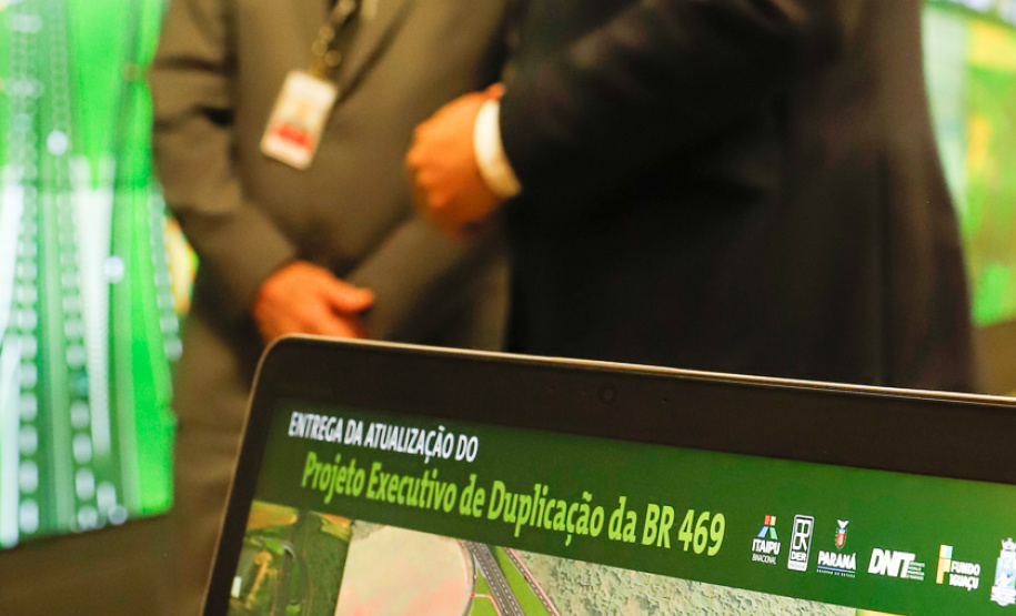 O secretário da Infraestrutura e Logística do Paraná, Sandro Alex, recebeu nesta quarta-feira (02) no Centro Executivo da Itaipu Binacional em Foz do Iguaçu, o projeto executivo para a duplicação da BR-469. - Foz do Iguaçu, 03/06/2021 - Foto: Rodrigo Félix Leal/INFRAESTRUTURA