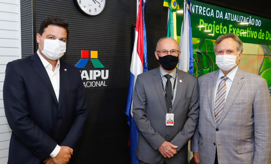 O secretário da Infraestrutura e Logística do Paraná, Sandro Alex, recebeu nesta quarta-feira (02) no Centro Executivo da Itaipu Binacional em Foz do Iguaçu, o projeto executivo para a duplicação da BR-469. - Foz do Iguaçu, 03/06/2021 - Foto: Rodrigo Félix Leal/INFRAESTRUTURA