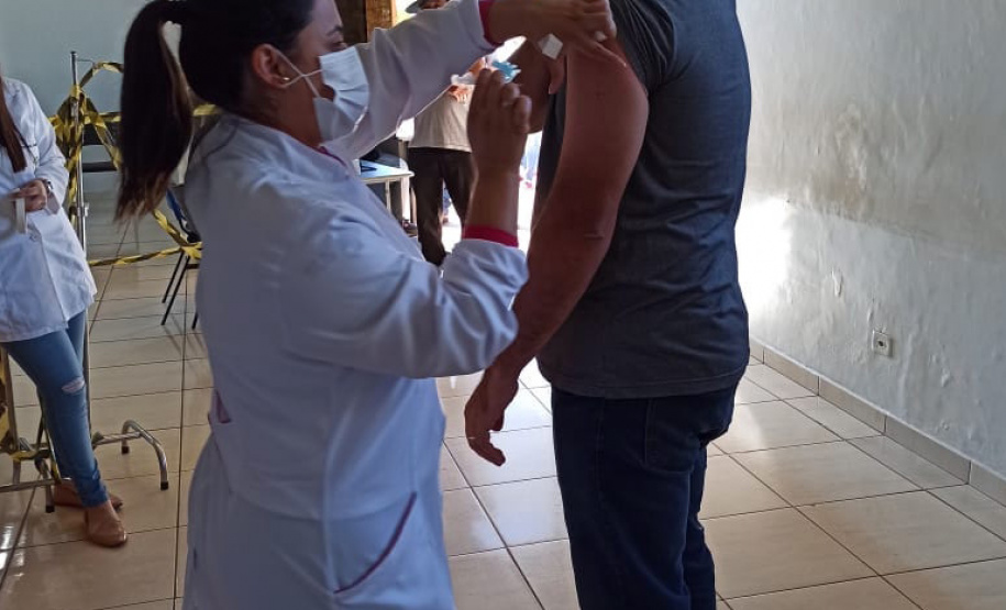 QUARTO CENTENÁRIO - REGIONAL DE SAÚDE DE CAMPO MOURÃO - Municípios do Paraná vacinam contra a Covid-10 durante todo o feriado prolongado - Quarto Centenário, 04/06/2021 - Foto: SESA- REGIONAL DE SAÚDE DE CAMPO MOURÃO