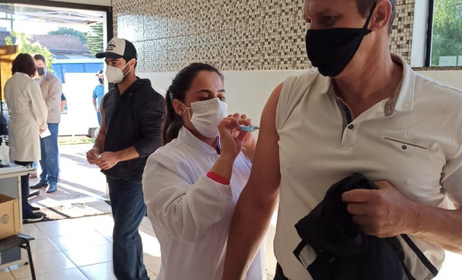 QUARTO CENTENÁRIO - REGIONAL DE SAÚDE DE CAMPO MOURÃO - Municípios do Paraná vacinam contra a Covid-10 durante todo o feriado prolongado - Quarto Centenário, 04/06/2021 - Foto: SESA- REGIONAL DE SAÚDE DE CAMPO MOURÃO