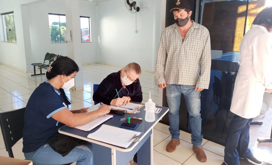 QUARTO CENTENÁRIO - REGIONAL DE SAÚDE DE CAMPO MOURÃO - Municípios do Paraná vacinam contra a Covid-10 durante todo o feriado prolongado - Quarto Centenário, 04/06/2021 - Foto: SESA- REGIONAL DE SAÚDE DE CAMPO MOURÃO