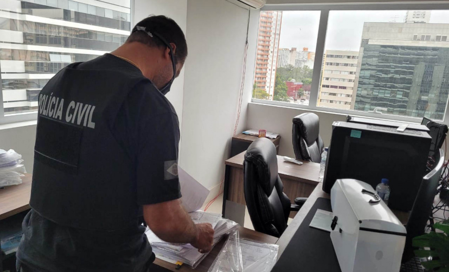 A Polícia Civil do Paraná (PCPR) prendeu quatro integrantes de uma organização criminosa que aplicava golpes utilizando uma incorporadora de fachada, em Curitiba. A ação aconteceu na manhã desta segunda-feira (7). Um homem também foi autuado em flagrante por posse de arma de fogo. -  Curitiba, 07/06/2021  -  Foto: PCPR