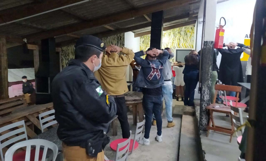 Com fiscalizações mais intensas, promovidas pelas polícias Militar e Civil, 20 pontos comerciais foram interditados e 714 pessoas encaminhadas por infringir medidas sanitárias de prevenção ao coronavírus no Paraná no feriado de Corpus Christi. O balanço da Secretaria da Segurança Pública registra dados de quinta-feira (03) a domingo (06). - Curitiba, 07/06/2021 - Foto: SESP/PR