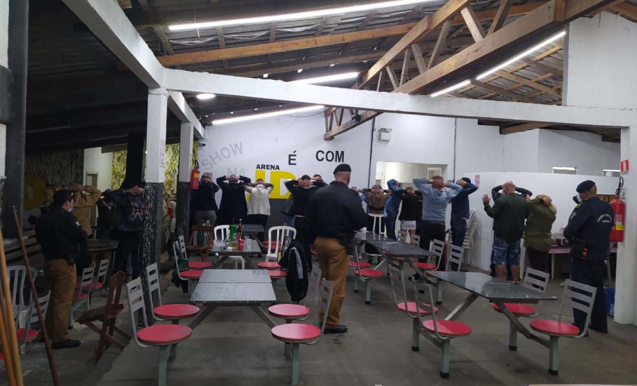 Com fiscalizações mais intensas, promovidas pelas polícias Militar e Civil, 20 pontos comerciais foram interditados e 714 pessoas encaminhadas por infringir medidas sanitárias de prevenção ao coronavírus no Paraná no feriado de Corpus Christi. O balanço da Secretaria da Segurança Pública registra dados de quinta-feira (03) a domingo (06). - Curitiba, 07/06/2021 - Foto: SESP/PR