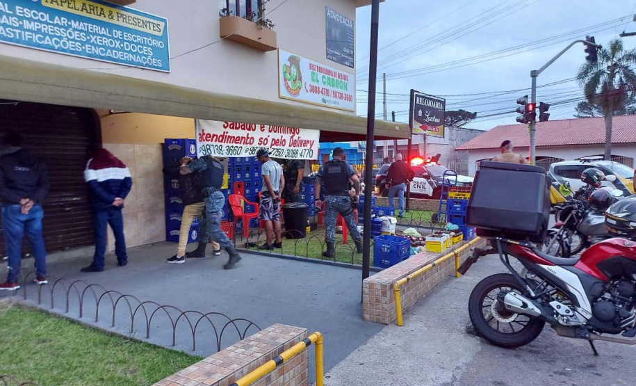 Com fiscalizações mais intensas, promovidas pelas polícias Militar e Civil, 20 pontos comerciais foram interditados e 714 pessoas encaminhadas por infringir medidas sanitárias de prevenção ao coronavírus no Paraná no feriado de Corpus Christi. O balanço da Secretaria da Segurança Pública registra dados de quinta-feira (03) a domingo (06). - Curitiba, 07/06/2021 - Foto: SESP/PR