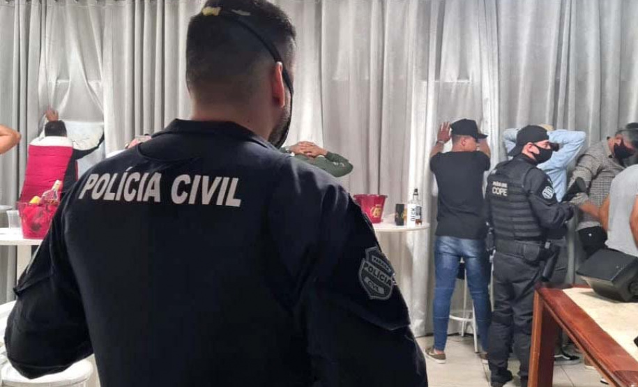 Com fiscalizações mais intensas, promovidas pelas polícias Militar e Civil, 20 pontos comerciais foram interditados e 714 pessoas encaminhadas por infringir medidas sanitárias de prevenção ao coronavírus no Paraná no feriado de Corpus Christi. O balanço da Secretaria da Segurança Pública registra dados de quinta-feira (03) a domingo (06). - Curitiba, 07/06/2021 - Foto: SESP/PR