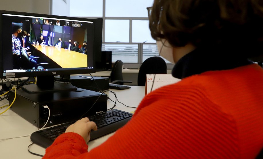 Seis cooperativas paranaenses se reuniram e projetam investir R$ 3 bilhões na construção de uma fábrica de malte em Ponta Grossa, nos Campos Gerais. O empreendimento, que conta com apoio do programa de incentivos do Governo do Estado, foi confirmado nesta segunda-feira (7), em reunião virtual entre os representantes das cooperativas com o governador Carlos Massa Ratinho Junior e a prefeita Elizabeth Schmidt.

Foto: Ari Dias/AEN