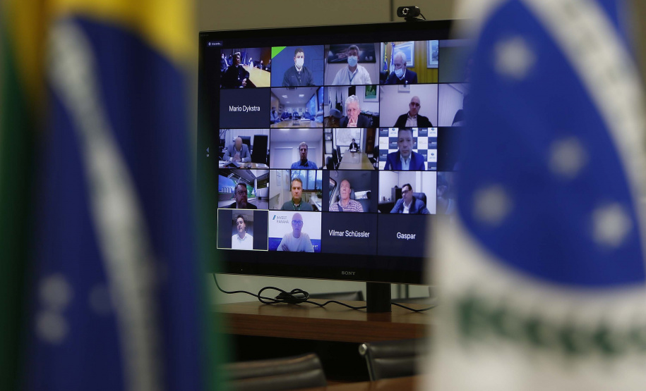 Seis cooperativas paranaenses se reuniram e projetam investir R$ 3 bilhões na construção de uma fábrica de malte em Ponta Grossa, nos Campos Gerais. O empreendimento, que conta com apoio do programa de incentivos do Governo do Estado, foi confirmado nesta segunda-feira (7), em reunião virtual entre os representantes das cooperativas com o governador Carlos Massa Ratinho Junior e a prefeita Elizabeth Schmidt.
Foto: Jonathan Campos/AEN