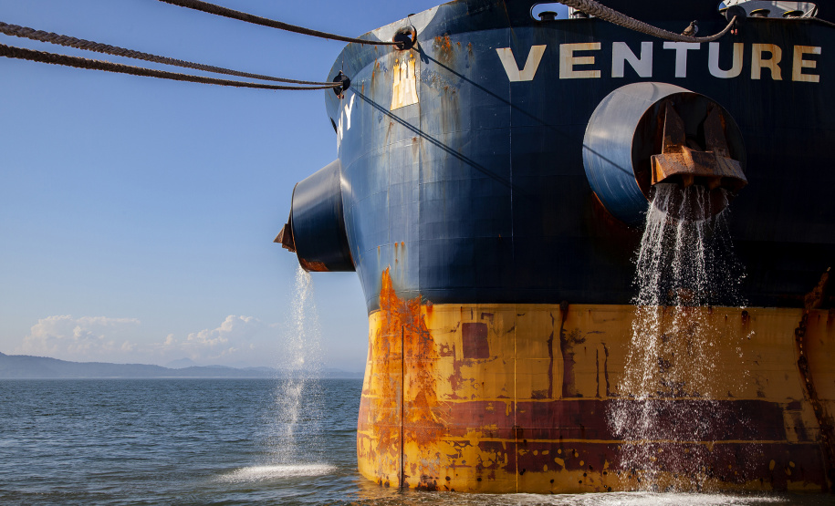 No Dia Mundial dos Oceanos, comemorado nesta terça-feira (8), a Portos do Paraná reforça o compromisso com a preservação do ambiente, que ocupa 71% da superfície da Terra, é importante para a atividade econômica de milhões de famílias, além de ajudar a regular o clima do planeta. - Paranaguá, 08/06/2021 - Foto: Claudio Neves/Portos do Paraná