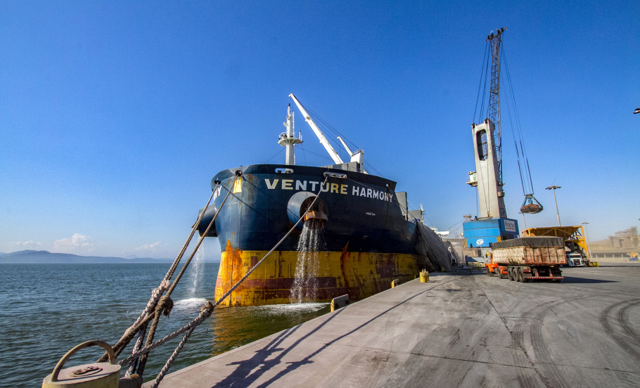No Dia Mundial dos Oceanos, comemorado nesta terça-feira (8), a Portos do Paraná reforça o compromisso com a preservação do ambiente, que ocupa 71% da superfície da Terra, é importante para a atividade econômica de milhões de famílias, além de ajudar a regular o clima do planeta. - Paranaguá, 08/06/2021 - Foto: Claudio Neves/Portos do Paraná
