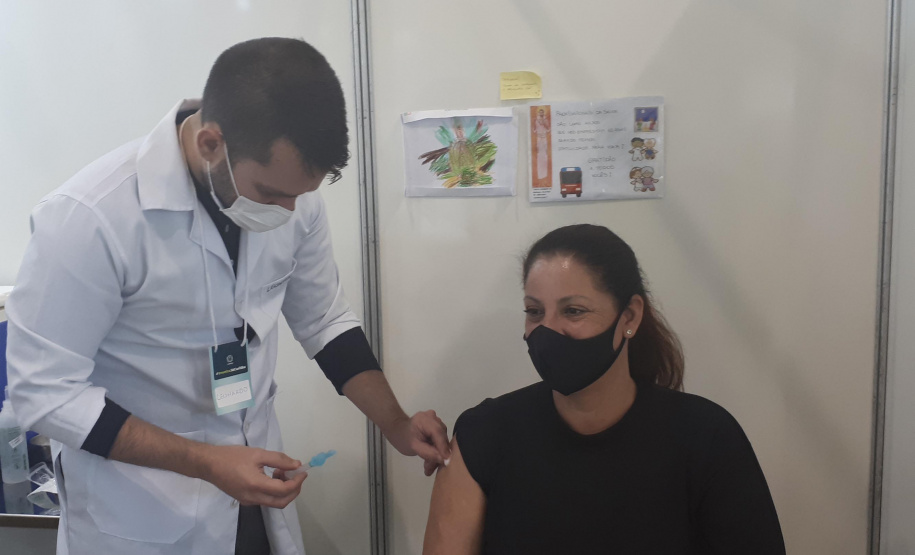 As forças policiais da Secretaria de Estado da Segurança Pública (Sesp) continuam sendo vacinadas contra a Covid 19 nas cidades sedes de regionais de saúde do estado. A distribuição das doses segue os critérios e cronograma estabelecidos pela Secretaria de Estado da Saúde (Sesa), a partir dos lotes recebidos do Ministério da Saúde e a aplicação é feita pelas equipes municipais de Saúde. - Curitiba, 08/06/2021 - Foto: SESP/PR