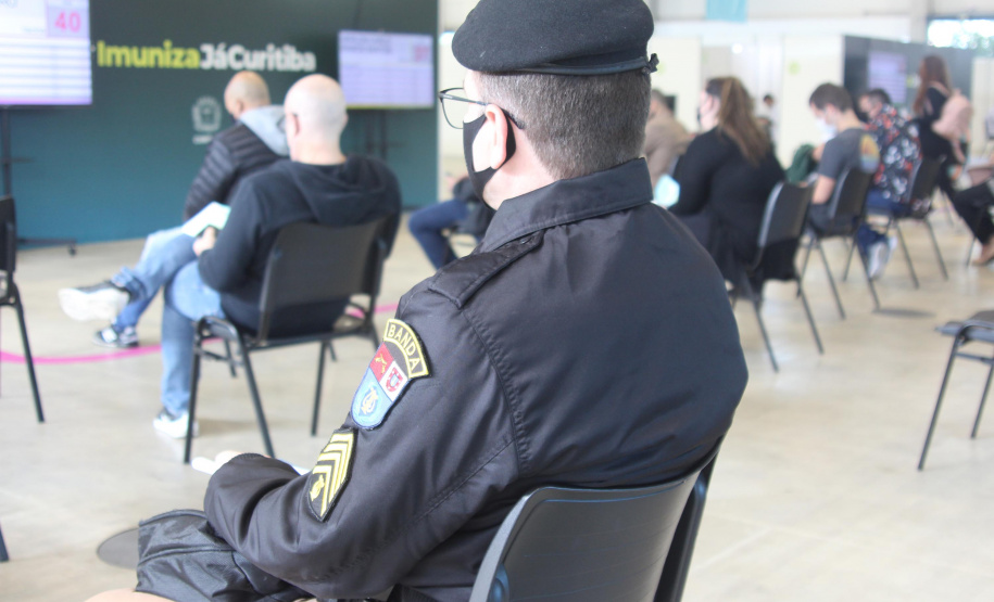 As forças policiais da Secretaria de Estado da Segurança Pública (Sesp) continuam sendo vacinadas contra a Covid 19 nas cidades sedes de regionais de saúde do estado. A distribuição das doses segue os critérios e cronograma estabelecidos pela Secretaria de Estado da Saúde (Sesa), a partir dos lotes recebidos do Ministério da Saúde e a aplicação é feita pelas equipes municipais de Saúde. - Curitiba, 08/06/2021 - Foto: SESP/PR