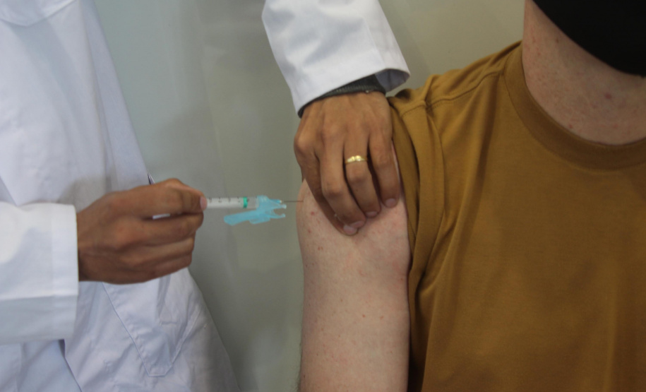 As forças policiais da Secretaria de Estado da Segurança Pública (Sesp) continuam sendo vacinadas contra a Covid 19 nas cidades sedes de regionais de saúde do estado. A distribuição das doses segue os critérios e cronograma estabelecidos pela Secretaria de Estado da Saúde (Sesa), a partir dos lotes recebidos do Ministério da Saúde e a aplicação é feita pelas equipes municipais de Saúde. - Curitiba, 08/06/2021 - Foto: SESP/PR