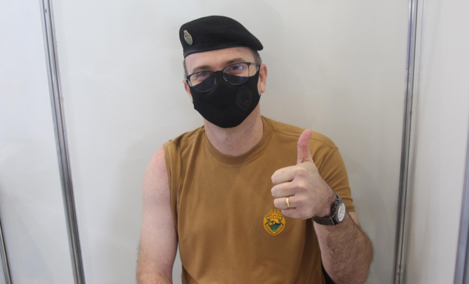 As forças policiais da Secretaria de Estado da Segurança Pública (Sesp) continuam sendo vacinadas contra a Covid 19 nas cidades sedes de regionais de saúde do estado. A distribuição das doses segue os critérios e cronograma estabelecidos pela Secretaria de Estado da Saúde (Sesa), a partir dos lotes recebidos do Ministério da Saúde e a aplicação é feita pelas equipes municipais de Saúde. - Curitiba, 08/06/2021 - Foto: SESP/PR