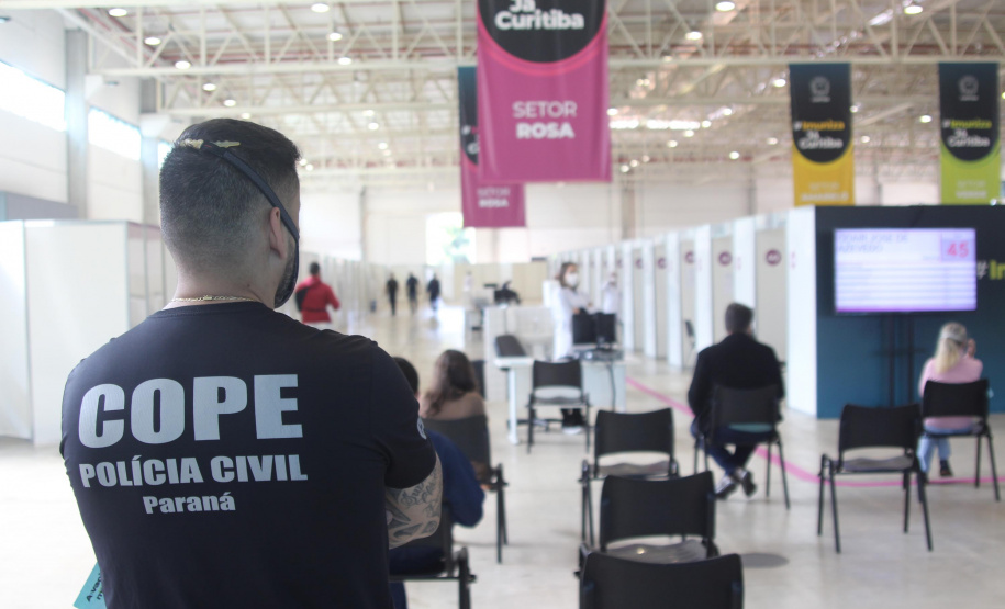 As forças policiais da Secretaria de Estado da Segurança Pública (Sesp) continuam sendo vacinadas contra a Covid 19 nas cidades sedes de regionais de saúde do estado. A distribuição das doses segue os critérios e cronograma estabelecidos pela Secretaria de Estado da Saúde (Sesa), a partir dos lotes recebidos do Ministério da Saúde e a aplicação é feita pelas equipes municipais de Saúde. - Curitiba, 08/06/2021 - Foto: SESP/PR