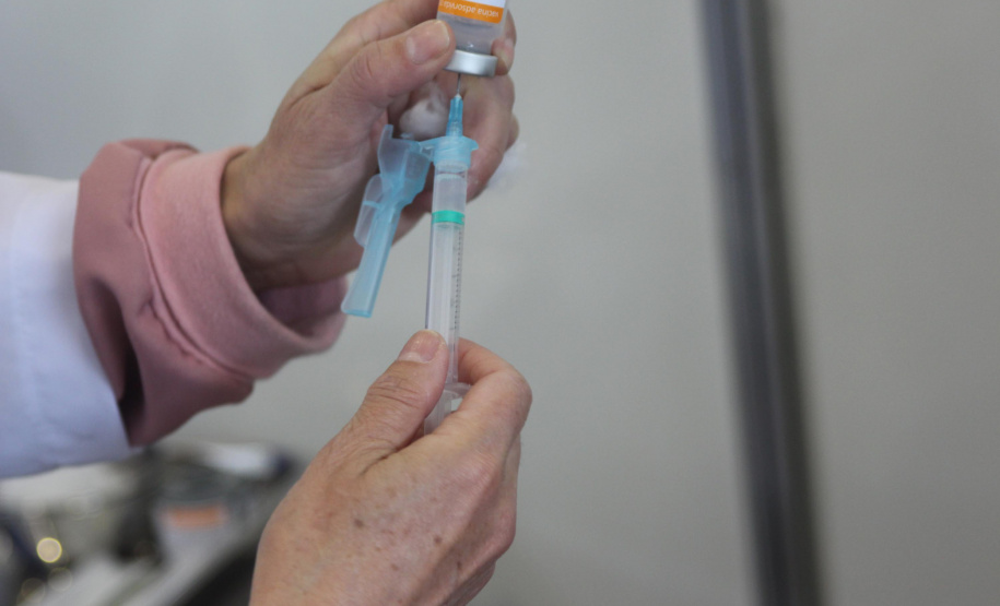 As forças policiais da Secretaria de Estado da Segurança Pública (Sesp) continuam sendo vacinadas contra a Covid 19 nas cidades sedes de regionais de saúde do estado. A distribuição das doses segue os critérios e cronograma estabelecidos pela Secretaria de Estado da Saúde (Sesa), a partir dos lotes recebidos do Ministério da Saúde e a aplicação é feita pelas equipes municipais de Saúde. - Curitiba, 08/06/2021 - Foto: SESP/PR