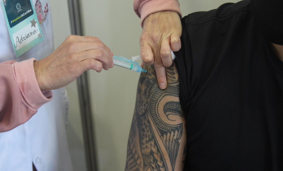 As forças policiais da Secretaria de Estado da Segurança Pública (Sesp) continuam sendo vacinadas contra a Covid 19 nas cidades sedes de regionais de saúde do estado. A distribuição das doses segue os critérios e cronograma estabelecidos pela Secretaria de Estado da Saúde (Sesa), a partir dos lotes recebidos do Ministério da Saúde e a aplicação é feita pelas equipes municipais de Saúde. - Curitiba, 08/06/2021 - Foto: SESP/PR