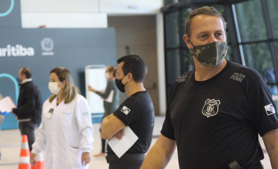 As forças policiais da Secretaria de Estado da Segurança Pública (Sesp) continuam sendo vacinadas contra a Covid 19 nas cidades sedes de regionais de saúde do estado. A distribuição das doses segue os critérios e cronograma estabelecidos pela Secretaria de Estado da Saúde (Sesa), a partir dos lotes recebidos do Ministério da Saúde e a aplicação é feita pelas equipes municipais de Saúde. - Curitiba, 08/06/2021 - Foto: SESP/PR