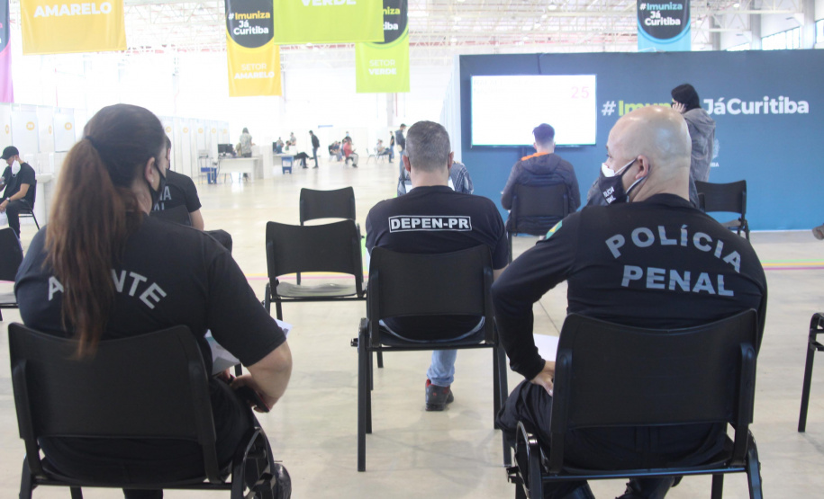 As forças policiais da Secretaria de Estado da Segurança Pública (Sesp) continuam sendo vacinadas contra a Covid 19 nas cidades sedes de regionais de saúde do estado. A distribuição das doses segue os critérios e cronograma estabelecidos pela Secretaria de Estado da Saúde (Sesa), a partir dos lotes recebidos do Ministério da Saúde e a aplicação é feita pelas equipes municipais de Saúde. - Curitiba, 08/06/2021 - Foto: SESP/PR