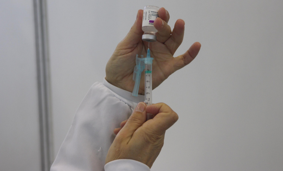 As forças policiais da Secretaria de Estado da Segurança Pública (Sesp) continuam sendo vacinadas contra a Covid 19 nas cidades sedes de regionais de saúde do estado. A distribuição das doses segue os critérios e cronograma estabelecidos pela Secretaria de Estado da Saúde (Sesa), a partir dos lotes recebidos do Ministério da Saúde e a aplicação é feita pelas equipes municipais de Saúde. - Curitiba, 08/06/2021 - Foto: SESP/PR