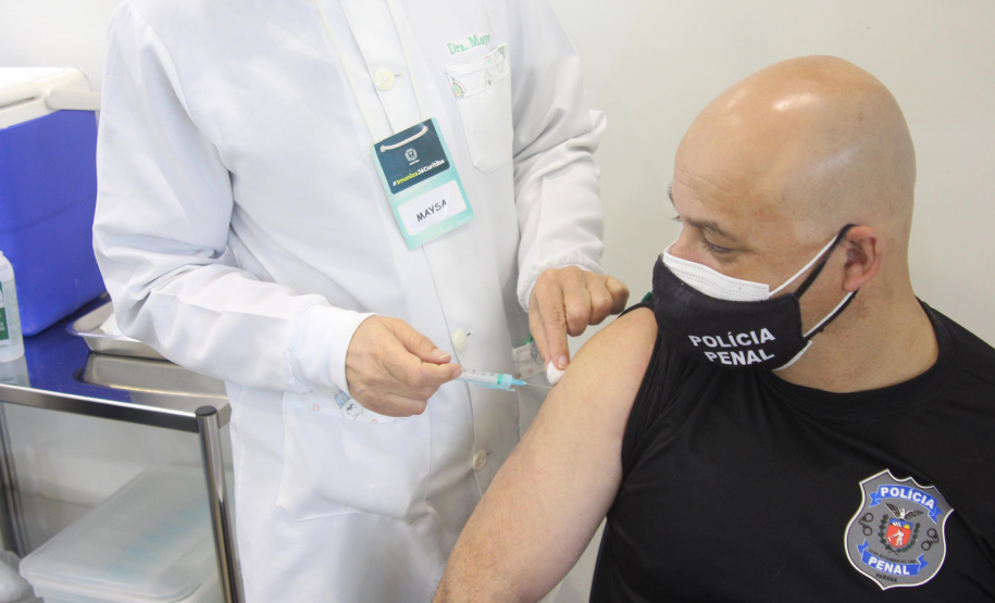 As forças policiais da Secretaria de Estado da Segurança Pública (Sesp) continuam sendo vacinadas contra a Covid 19 nas cidades sedes de regionais de saúde do estado. A distribuição das doses segue os critérios e cronograma estabelecidos pela Secretaria de Estado da Saúde (Sesa), a partir dos lotes recebidos do Ministério da Saúde e a aplicação é feita pelas equipes municipais de Saúde. - Curitiba, 08/06/2021 - Foto: SESP/PR