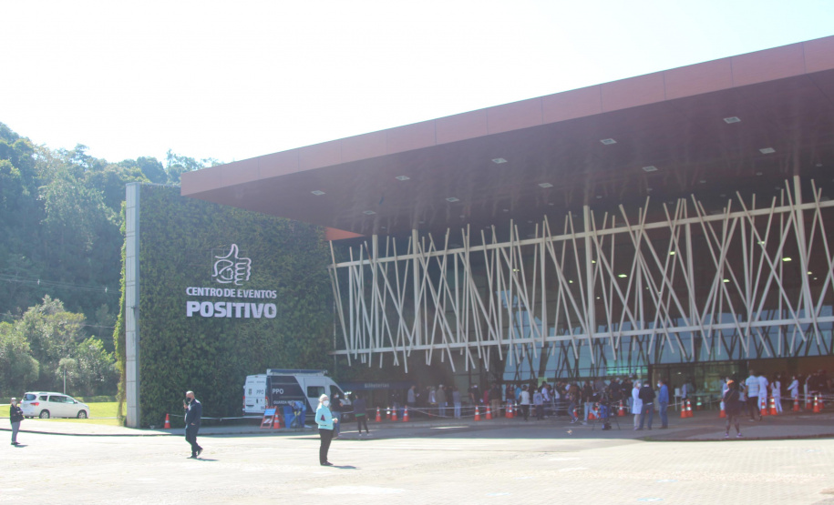 As forças policiais da Secretaria de Estado da Segurança Pública (Sesp) continuam sendo vacinadas contra a Covid 19 nas cidades sedes de regionais de saúde do estado. A distribuição das doses segue os critérios e cronograma estabelecidos pela Secretaria de Estado da Saúde (Sesa), a partir dos lotes recebidos do Ministério da Saúde e a aplicação é feita pelas equipes municipais de Saúde. - Curitiba, 08/06/2021 - Foto: SESP/PR