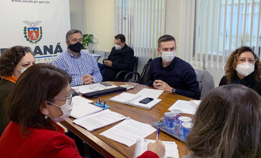 O secretário Estadual da Saúde, Beto Preto, e diretores da Sesa receberam na manhã de hoje (8) o presidente do Conselho de Secretarias Municipais de Saúde (Cosems), Ivoliciano Leonarchik, e representantes da entidade, para discussão e novas pactuações relacionadas ao enfrentamento da Covid-19.  -  Curitiba, 08/06/2021  -  Foto: SESA-PR