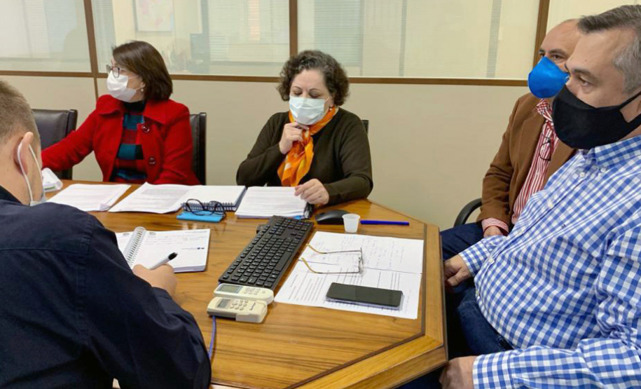 O secretário Estadual da Saúde, Beto Preto, e diretores da Sesa receberam na manhã de hoje (8) o presidente do Conselho de Secretarias Municipais de Saúde (Cosems), Ivoliciano Leonarchik, e representantes da entidade, para discussão e novas pactuações relacionadas ao enfrentamento da Covid-19.  -  Curitiba, 08/06/2021  -  Foto: SESA-PR