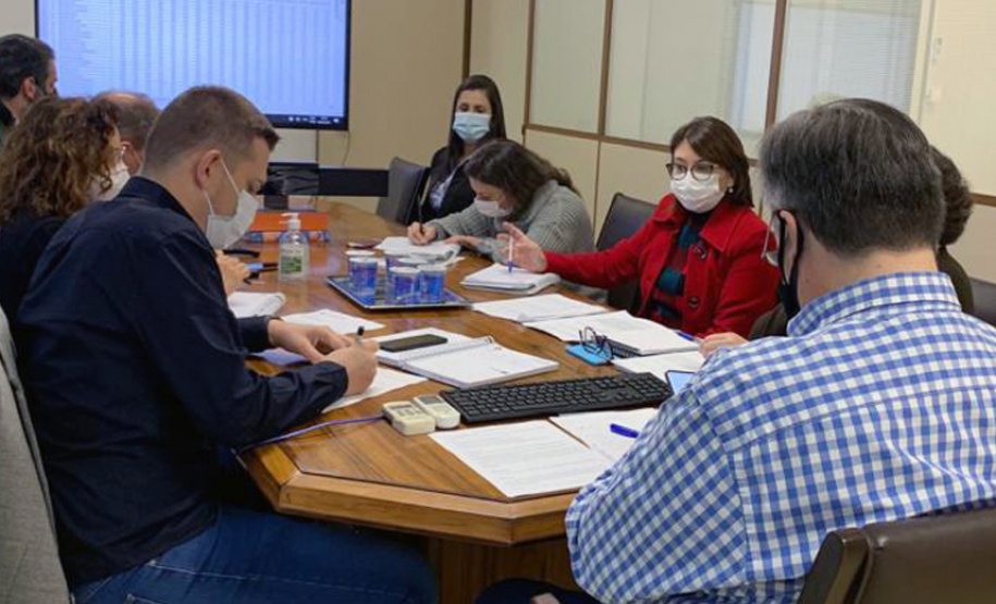 O secretário Estadual da Saúde, Beto Preto, e diretores da Sesa receberam na manhã de hoje (8) o presidente do Conselho de Secretarias Municipais de Saúde (Cosems), Ivoliciano Leonarchik, e representantes da entidade, para discussão e novas pactuações relacionadas ao enfrentamento da Covid-19.  -  Curitiba, 08/06/2021  -  Foto: SESA-PR