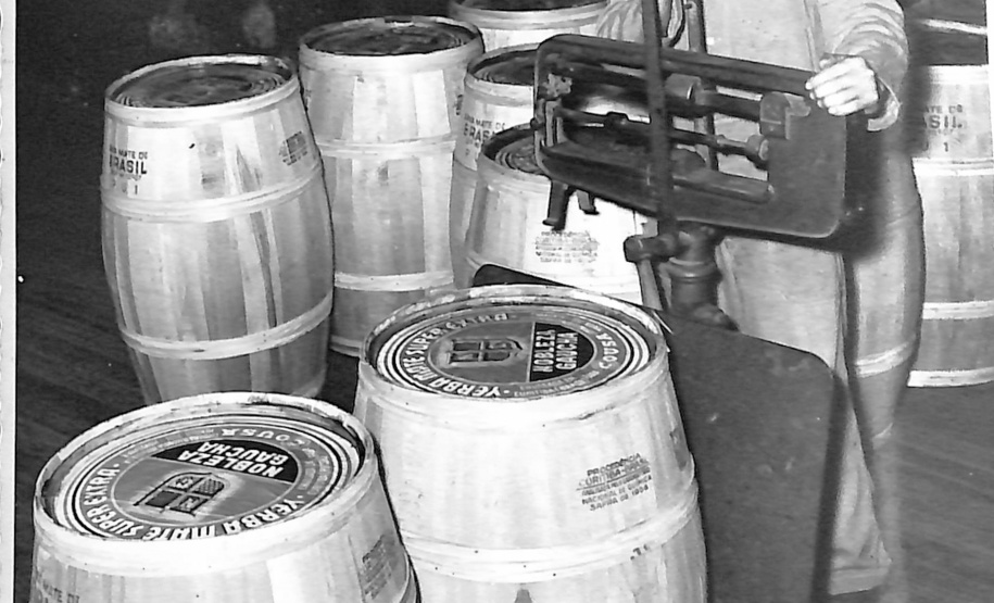 Com o título “Os rótulos da erva-mate”, o terceiro episódio da série de podcasts já está disponível nas redes sociais do Espaço Cultural BRDE – Palacete dos Leões e do Museu Paranaense. -  Synval Stocchero.  Pesagem de barricas da marca Nobleza Gau?cha.  Fabrica Tibagy Ildefonso. Curitiba, 1956 Acervo Museu Paranaense.jpg