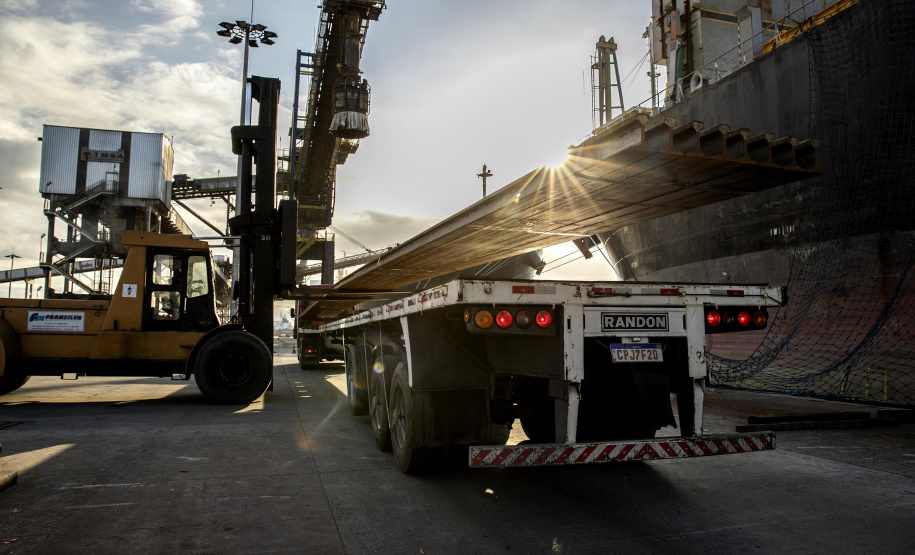 Portos do Paraná movimentam 6 milhões de toneladas e têm melhor mês da história - Foto: Cláudio Neves/Portos do Paraná
