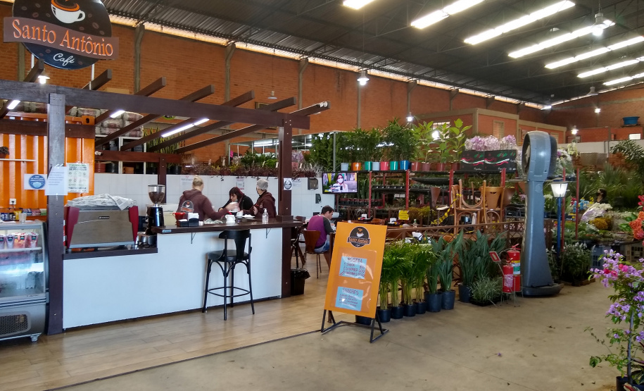 Com a publicação do Decreto Municipal, 960/2021, no combate a Covid-19, agora com a bandeira laranja, mas ainda em estado de alerta, o Mercado de Flores da Ceasa Curitiba volta a atender normalmente a partir desta quinta-feira (9/06), funcionando das 6 as 14 horas. - Curitiba, 09/06/2021 - Foto: CEASA-PR