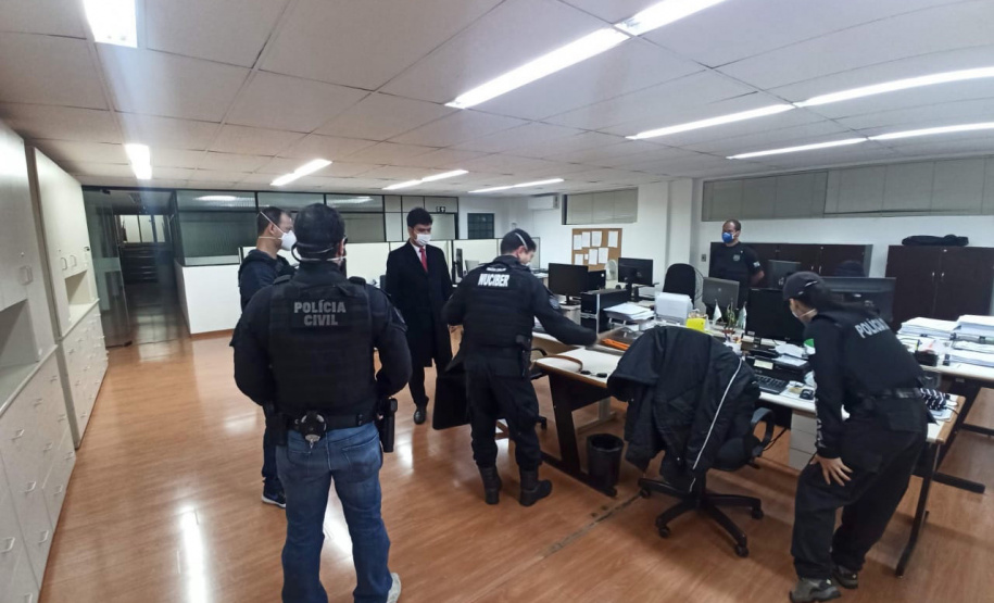 A Polícia Civil do Paraná (PCPR) prendeu três pessoas em flagrante durante a Operação ?Luz na Infância 8?, nesta quarta-feira (9), no Paraná. A força-tarefa coordenada pelo Ministério da Justiça e Segurança Pública teve a participação de policiais civis cumprindo 176 mandados de busca e apreensão no Brasil e em mais cinco países: Argentina, Estados Unidos, Paraguai, Panamá e Equador.  -  Curitiba, 09/06/2021  -  Foto: Polícia Civil do Paraná