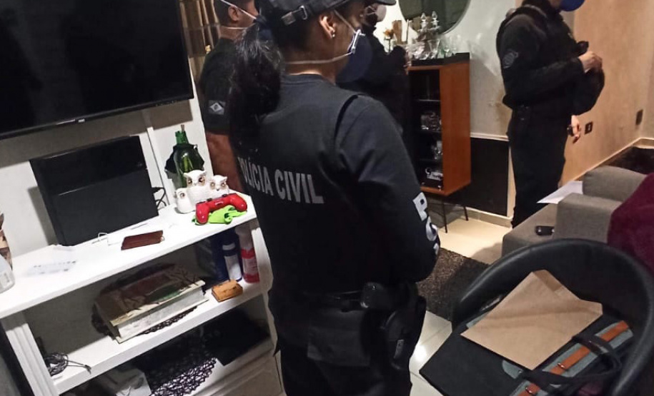A Polícia Civil do Paraná (PCPR) prendeu três pessoas em flagrante durante a Operação ?Luz na Infância 8?, nesta quarta-feira (9), no Paraná. A força-tarefa coordenada pelo Ministério da Justiça e Segurança Pública teve a participação de policiais civis cumprindo 176 mandados de busca e apreensão no Brasil e em mais cinco países: Argentina, Estados Unidos, Paraguai, Panamá e Equador.  -  Curitiba, 09/06/2021  -  Foto: Polícia Civil do Paraná