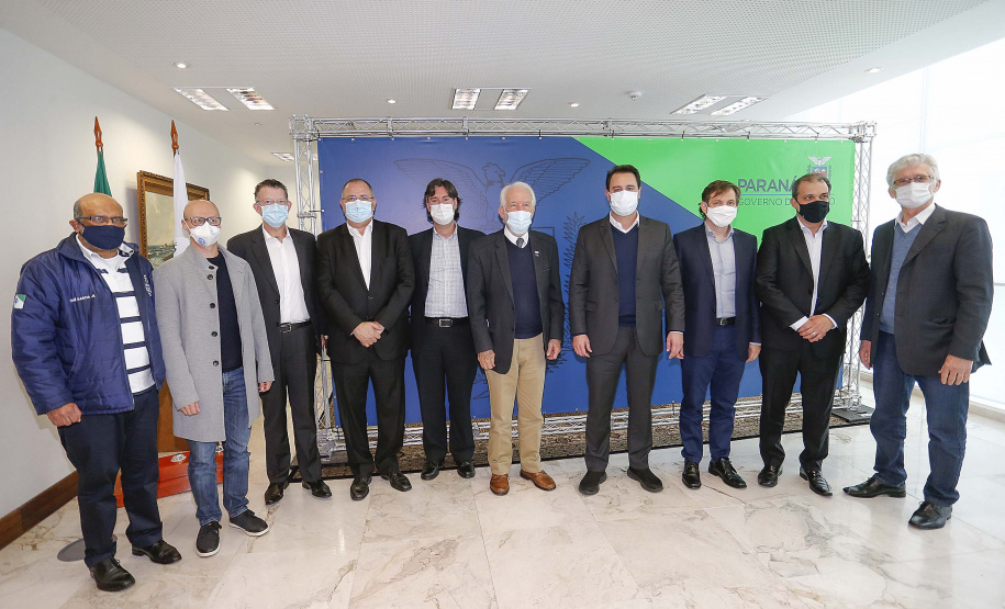 O governador Carlos Massa Ratinho Junior recebeu nesta quarta-feira (9) executivos da JBS, uma das maiores companhias de alimento e proteína animal do mundo, para dar continuidade às discussões sobre os investimentos da empresa no Estado. A reunião foi realizada no Palácio Iguaçu.
Foto: Jonathan Campos/AEN