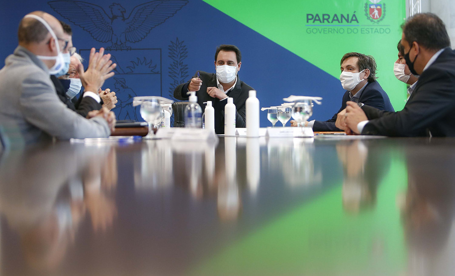 O governador Carlos Massa Ratinho Junior recebeu nesta quarta-feira (9) executivos da JBS, uma das maiores companhias de alimento e proteína animal do mundo, para dar continuidade às discussões sobre os investimentos da empresa no Estado. A reunião foi realizada no Palácio Iguaçu.
Foto: Jonathan Campos/AEN