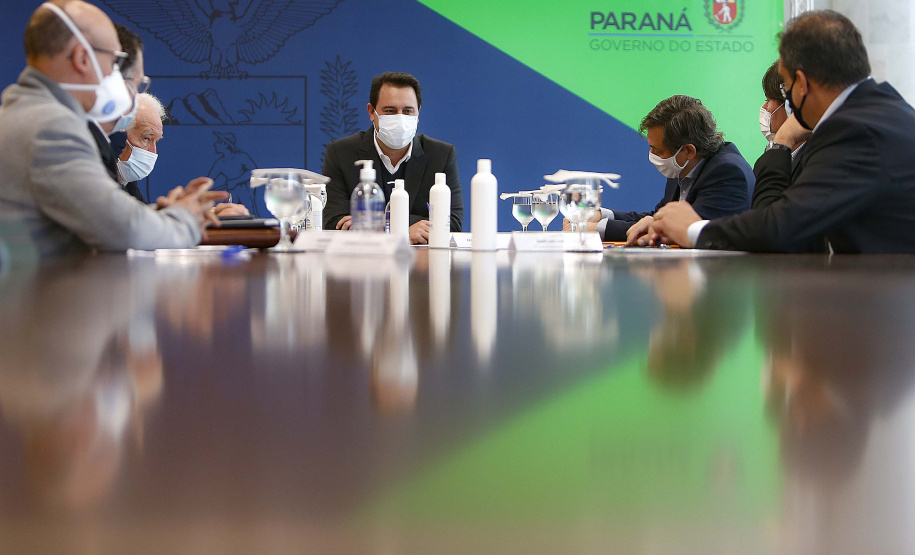 O governador Carlos Massa Ratinho Junior recebeu nesta quarta-feira (9) executivos da JBS, uma das maiores companhias de alimento e proteína animal do mundo, para dar continuidade às discussões sobre os investimentos da empresa no Estado. A reunião foi realizada no Palácio Iguaçu.
Foto: Jonathan Campos/AEN