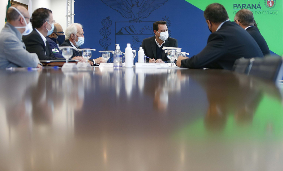 O governador Carlos Massa Ratinho Junior recebeu nesta quarta-feira (9) executivos da JBS, uma das maiores companhias de alimento e proteína animal do mundo, para dar continuidade às discussões sobre os investimentos da empresa no Estado. A reunião foi realizada no Palácio Iguaçu.
Foto: Jonathan Campos/AEN