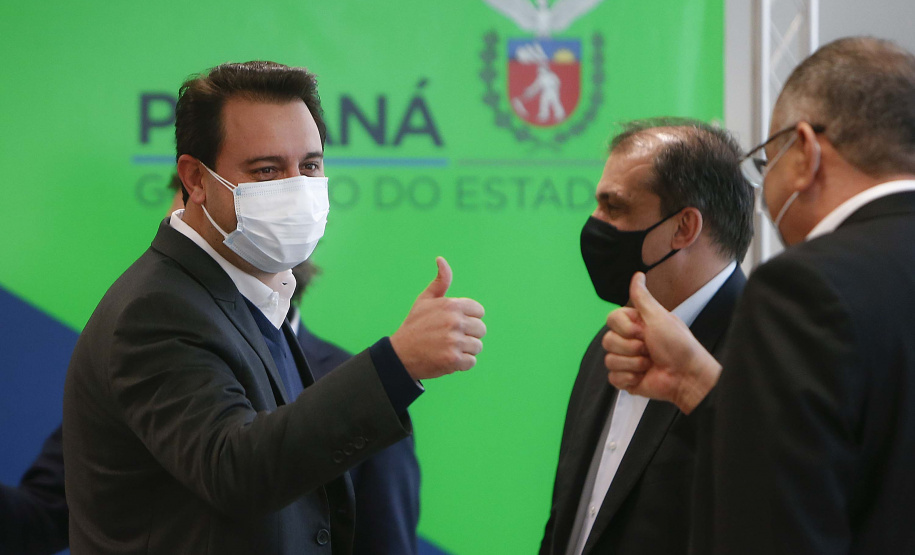 O governador Carlos Massa Ratinho Junior recebeu nesta quarta-feira (9) executivos da JBS, uma das maiores companhias de alimento e proteína animal do mundo, para dar continuidade às discussões sobre os investimentos da empresa no Estado. A reunião foi realizada no Palácio Iguaçu.
Foto: Jonathan Campos/AEN