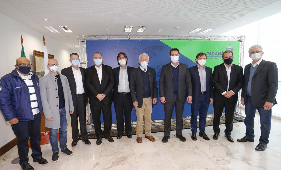 O governador Carlos Massa Ratinho Junior recebeu nesta quarta-feira (9) executivos da JBS, uma das maiores companhias de alimento e proteína animal do mundo, para dar continuidade às discussões sobre os investimentos da empresa no Estado. A reunião foi realizada no Palácio Iguaçu.
Foto: Jonathan Campos/AEN