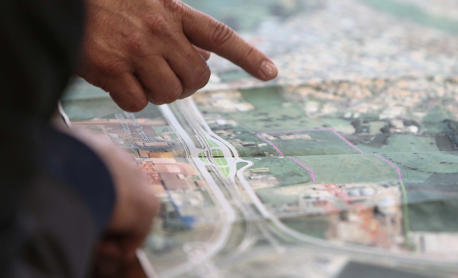 O governador Carlos Massa Ratinho Junior recebeu nesta quarta-feira (9) executivos da JBS, uma das maiores companhias de alimento e proteína animal do mundo, para dar continuidade às discussões sobre os investimentos da empresa no Estado. A reunião foi realizada no Palácio Iguaçu.
Foto: Jonathan Campos/AEN