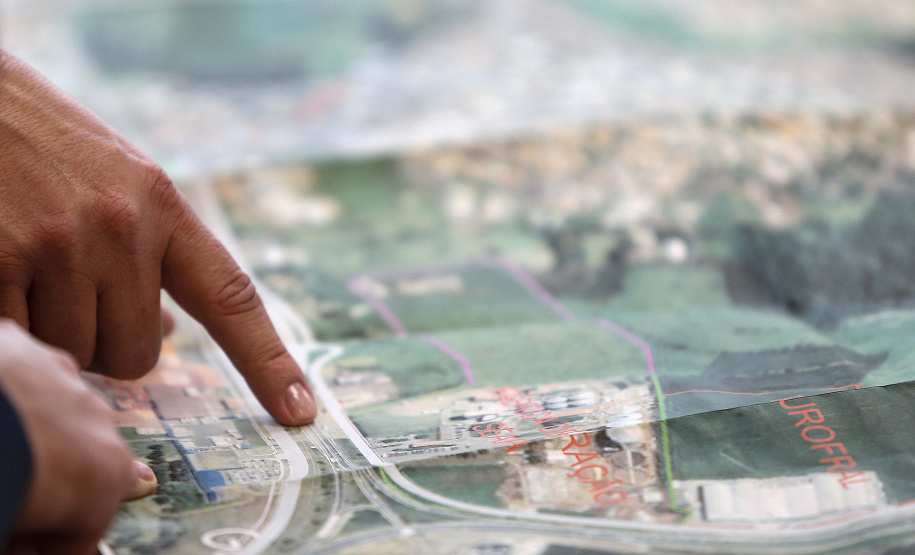 O governador Carlos Massa Ratinho Junior recebeu nesta quarta-feira (9) executivos da JBS, uma das maiores companhias de alimento e proteína animal do mundo, para dar continuidade às discussões sobre os investimentos da empresa no Estado. A reunião foi realizada no Palácio Iguaçu.
Foto: Jonathan Campos/AEN