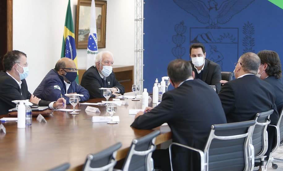 O governador Carlos Massa Ratinho Junior recebeu nesta quarta-feira (9) executivos da JBS, uma das maiores companhias de alimento e proteína animal do mundo, para dar continuidade às discussões sobre os investimentos da empresa no Estado. A reunião foi realizada no Palácio Iguaçu.
Foto: Jonathan Campos/AEN