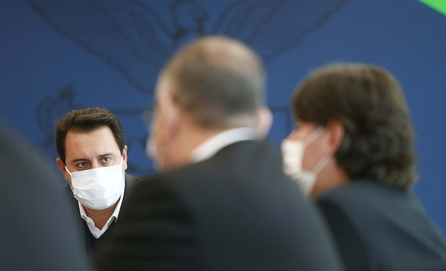 O governador Carlos Massa Ratinho Junior recebeu nesta quarta-feira (9) executivos da JBS, uma das maiores companhias de alimento e proteína animal do mundo, para dar continuidade às discussões sobre os investimentos da empresa no Estado. A reunião foi realizada no Palácio Iguaçu.
Foto: Jonathan Campos/AEN