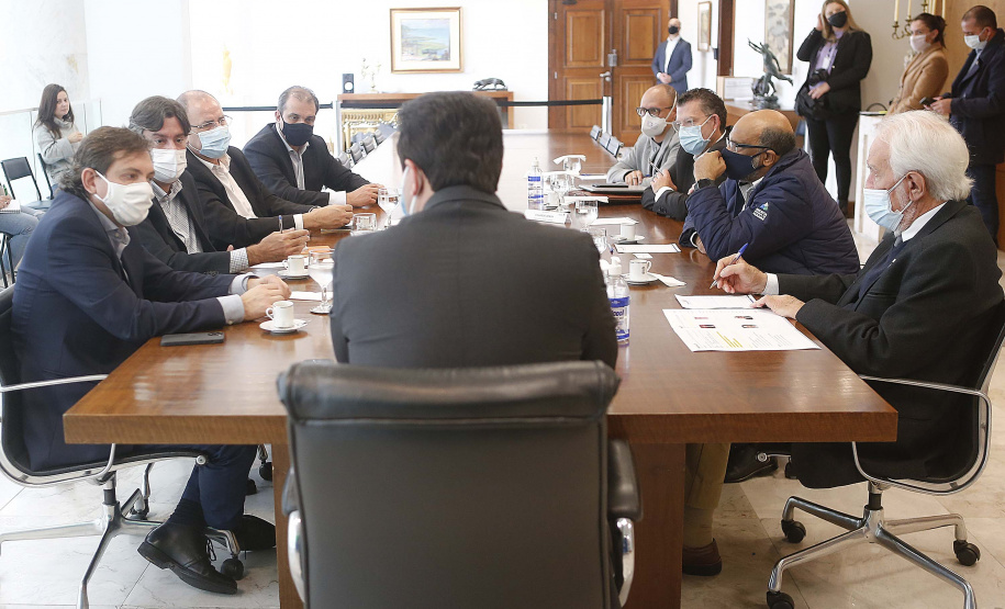 O governador Carlos Massa Ratinho Junior recebeu nesta quarta-feira (9) executivos da JBS, uma das maiores companhias de alimento e proteína animal do mundo, para dar continuidade às discussões sobre os investimentos da empresa no Estado. A reunião foi realizada no Palácio Iguaçu.
Foto: Jonathan Campos/AEN